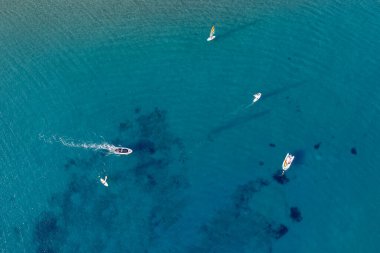 Kıbrıs Rum Kesimi 'nin turkuaz suyunda limandaki botların ve motorlu teknelerin insansız hava aracı antenleri.