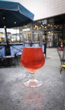 Bir bardak soğuk, köpüklü kırmızı şarap..