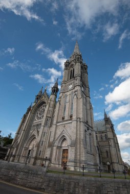 Roma katedralinin düşük açılı görüntüsü. St. Colmans Katedrali Cobh İlçe Mantarı Irland Avrupa.