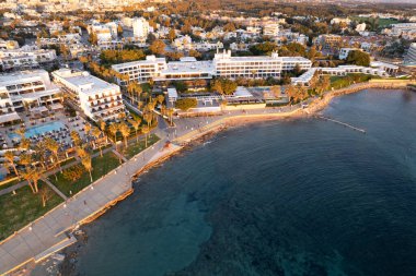 Gün batımında Paphos sahil şehrinin insansız hava görüntüsü. Kıbrıs Rum Kesimi Avrupa tatil beldesi. Drone bakış açısı