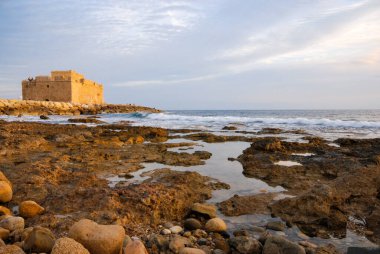 Paphos kalesi aşağıda. Paphos 'un Kıbrıs Rum Kesimi kıyısındaki tarihi şato simgesi