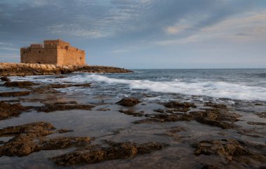 Paphos kalesi aşağıda. Paphos 'un Kıbrıs Rum Kesimi kıyısındaki tarihi şato simgesi