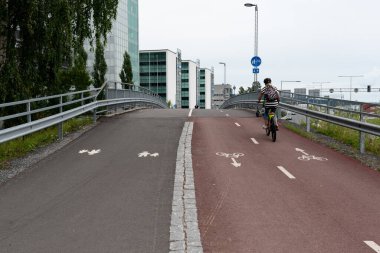 Bisikletçi bisiklet yolunda gidiyor. Alternatif ulaşım, sağlıklı yaşam tarzı