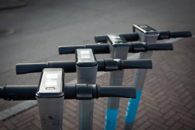 Sokağa park etmiş elektrikli scooterlar, fotokopi alanı da var. Alternatif şehir ulaşımı.