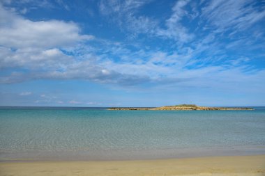Altın kumu olan boş kumlu, tropikal egzotik bir plaj. Kıbrıs Rum Kesimi İncir Ağacı Körfezi