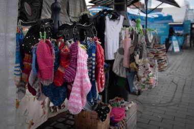 Satılık bir pazarda kış için doğal yünden yapılmış çocuklar için el yapımı örgü ürünler. El yapımı moda.