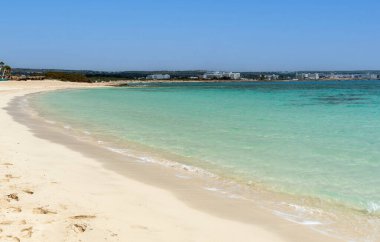 Altın kumu olan boş kumlu, tropikal egzotik bir plaj. Nissi plajı Ayia Napa Kıbrıs