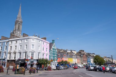 Cobh köyünün merkez meydanında renkli evler var. County Cork İrlanda Avrupa