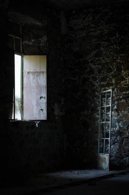 Boş, terk edilmiş, taşlanmış bir oda. Pencereyi parlak güneş ışığıyla aç.