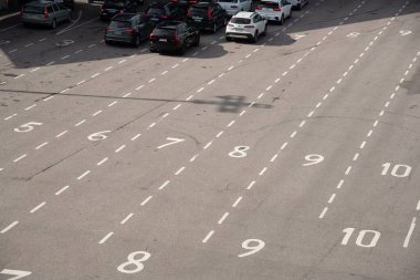 Liman terminalindeki araçlar feribota yüklenmeye hazır. Yol işaretleri.