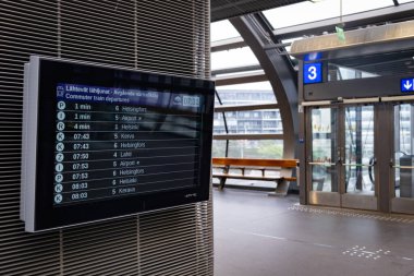Helsinki, Finlandiya, 14 Temmuz 2024: Demiryolu varış terminali terminali tren bilgi panosu, tikkurila Helsinki Finlandiya Avrupa