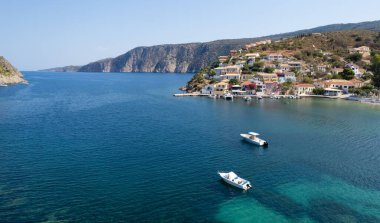 Kefalonya adasının batı kıyısındaki Yunan köyü Asos 'un insansız hava aracı manzarası, ada denizinde Yunanistan.