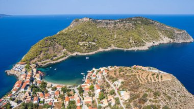 Kefalonya adasının batı kıyısındaki Yunan köyü Asos 'un insansız hava aracı manzarası, ada denizinde Yunanistan.