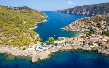 Kefalonya adasının batı kıyısındaki Yunan köyü Asos 'un insansız hava aracı manzarası, ada denizinde Yunanistan.