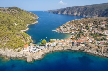 Kefalonya adasının batı kıyısındaki Yunan köyü Asos 'un insansız hava aracı manzarası, ada denizinde Yunanistan.