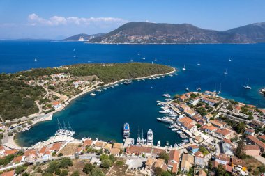 Yunan liman köyü Fiskardo 'nun Kefalonia Yunan adasının kuzey ucundaki İHA hava manzarası, iyon denizi.