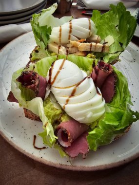 Yumurtalı tavuk, sağlıklı salata. Tavuk göğsü ve sebzeli Sezar salatası. Sağlıklı yaşam tarzı.