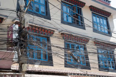 Nepal, Kathmandu 'da bir binanın ön cephesini gizleyen elektrik ve iletişim kabloları karışıklığı