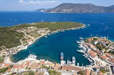 Yunan liman köyü Fiskardo 'nun Kefalonia Yunan adasının kuzey ucundaki İHA hava manzarası, iyon denizi.