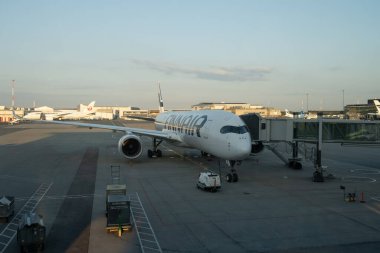 Helsinki, Finlandiya, 23 Temmuz 2024: Finnair uçağı kalkış kapısında. Vantaa Havaalanı Helsinki.