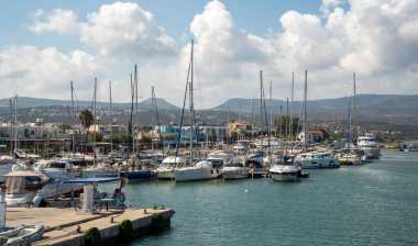 Paphos, Kıbrıs, 3 Ekim 2021: Latin marinasında balıkçı tekneleri ve turistik yatlar, Paphos Kıbrıs