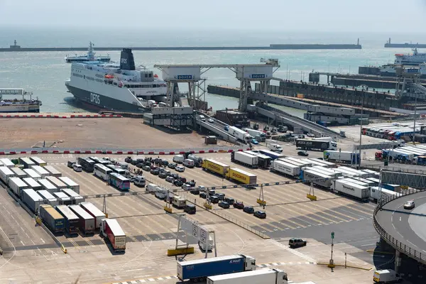 Dover, Birleşik Krallık, 9 Haziran 2023: Kamyonlar ve araçlar Dover limanında bir feribota binmeye hazır. Dover limanı Avrupa 'yı Birleşik Krallık' a bağlar ve yolcu, araç ve kargoyla ilgilenir.