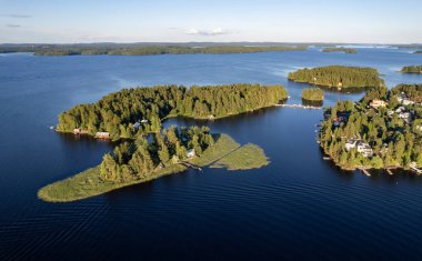 Rono Adası 'nın ve yeşil ağaçlar ve tatil kulübeleriyle kaplı sayısız küçük adanın insansız hava aracı görüntüsü. Kallavesi Gölü Kuopio Finlandiya, Kuzey Savonia Avrupa