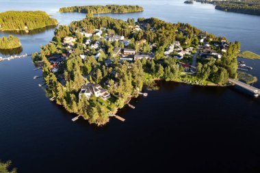 Rono Adası 'nın ve yeşil ağaçlar ve tatil kulübeleriyle kaplı sayısız küçük adanın insansız hava aracı görüntüsü. Kallavesi Gölü Kuopio Finlandiya, Kuzey Savonia Avrupa
