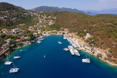 Kioni köyünün havadan görünüşü, Ithaki Yunan adası iyon denizi, Yunanistan. Tekneler ve yatlar marinada demirliyor.