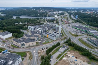 Kuopio, Finlandiya, 17 Temmuz 2024: Kuopio Finlandiya 'nın insansız hava aracı manzarası. Doğu Finlandiya Üniversitesi