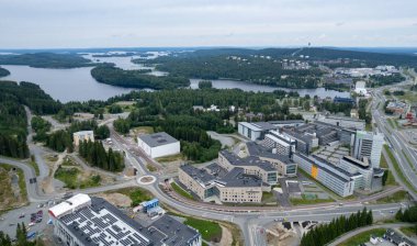 Kuopio, Finlandiya, 17 Temmuz 2024: Kuopio Finlandiya 'nın insansız hava aracı manzarası. Doğu Finlandiya Üniversitesi