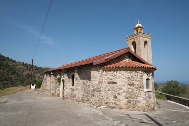 Antik taşlanmış Ortodoks Hıristiyan Yunan kilisesi. Saint Georgios Şapeli Pano Pyrgos, Kıbrıs