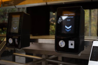 Slovenya, Avrupa, 25 Ekim 2024: Yeşil okları ve ekranda gösterilen zamanı gösteren bilet doğrulama makineleri