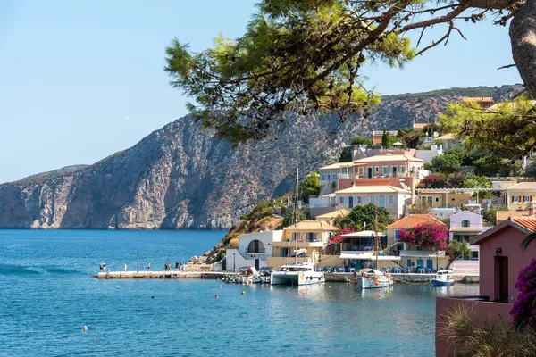 Renkli evlere sahip resim gibi assos köyü Kefonya 'daki güzel turkuaz koyuna bakıyor, Yunanistan