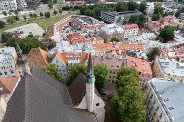 Tallinn Estonya şehir manzarası. Eski Tallin şehrinin Aziz Olaf Kilisesi 'nin kulesinden görüntü