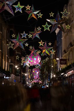Londra, Birleşik Krallık, 13 Aralık 2015: Noel ışıkları ve süsleri gece Londra 'da Carnaby Caddesi üzerinde asılı
