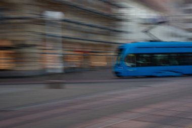 Mavi tramvay hareket bulanıklığı etkisiyle şehir merkezinden geçiyor. Zagreb ve Hırvatistan, toplu taşımacılık şehir merkezi