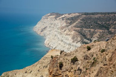 Akdeniz 'in turkuaz sularıyla Cyu' da buluşan beyaz kayalıkların manzarası nefes kesici bir kıyı manzarası yaratıyor. Pissoiuri, Limasol Kıbrıs