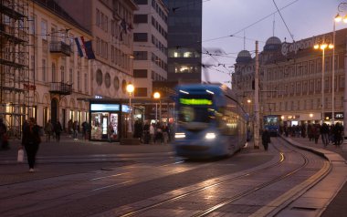 Zagreb, Hırvatça, 31 Ekim 2024: Tramvay hız vurgulayan hareket bulanıklığıyla kent caddesinden geçiyor. Zagreb kasabası Hırvatistan