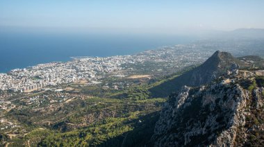 Kyrenia şehrinin panoramik görüntüsü Akdeniz 'le buluşması, Aziz Joy Şatosu' ndan görülebilen,