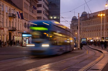 Zagreb, Hırvatça, 31 Ekim 2024: Hıza vurgu yapan hareket bulanıklığıyla kent caddesinden geçen halk tramvayı. Zagreb kasabası Hırvatistan