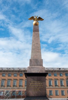 Helsinki Finlandiya, 18 Temmuz 2024: İmparatoriçe Alexandra feodorovna 'nın anısına Finlandiya' nın Helsinki senato meydanında çift başlı bir kartal altın bir kürenin tepesine tünemiştir.