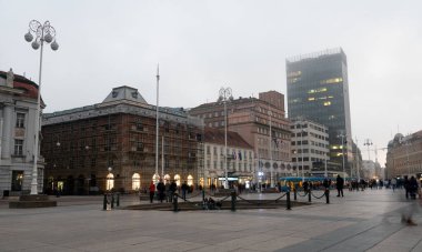 Zagreb, Hırvatistan, 31 Ekim 2024: İnsanlar zagreb, Hırvatistan 'da yürüyen ve yasaklı jelaciç meydanının keyfini çıkarırken, akşam üzeri bir tramvay geçiyor