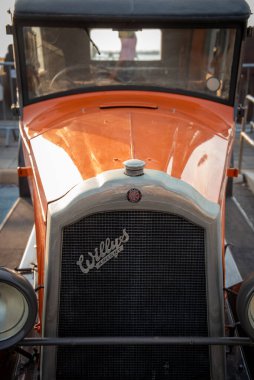 Lefkoşe Kıbrıs, 3 Kasım 2024: Ön manzara kırmızı koleksiyon Willys şövalyesi klasik antika klasik araba.