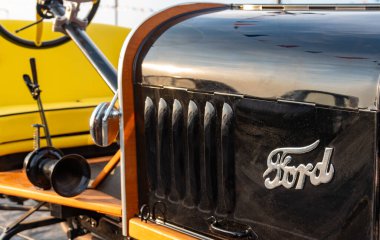 Lefkoşe Kıbrıs, 3 Kasım 2024: Mavi koleksiyon Plymouth klasik antika araba ve logosu