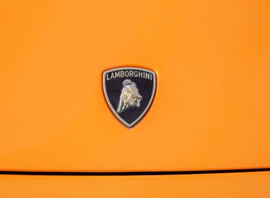 Lefkoşe Kıbrıs, 3 Kasım 2024: Lamborghini lüks bir arabanın antika logosu. Klasik spor arabanın ön görüntüsü