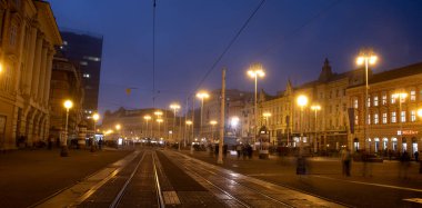 zagreb, Hırvatistan, 31 Ekim 2024: Zagreb şehir merkezinde Jelaciç Meydanı, gece Hırvatlar