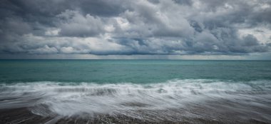Kışın fırtınalı bir günde kıyıya vuran rüzgarlı dalgalar. Paphos Kıbrıs