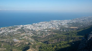 Kyrenia şehrinin Akdeniz 'le buluşmasının nefes kesici panoramik manzarası Aziz Joy Şatosu' ndan görülebiliyor.