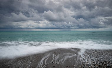Kışın fırtınalı bir günde kıyıya vuran rüzgarlı dalgalar. Paphos Kıbrıs